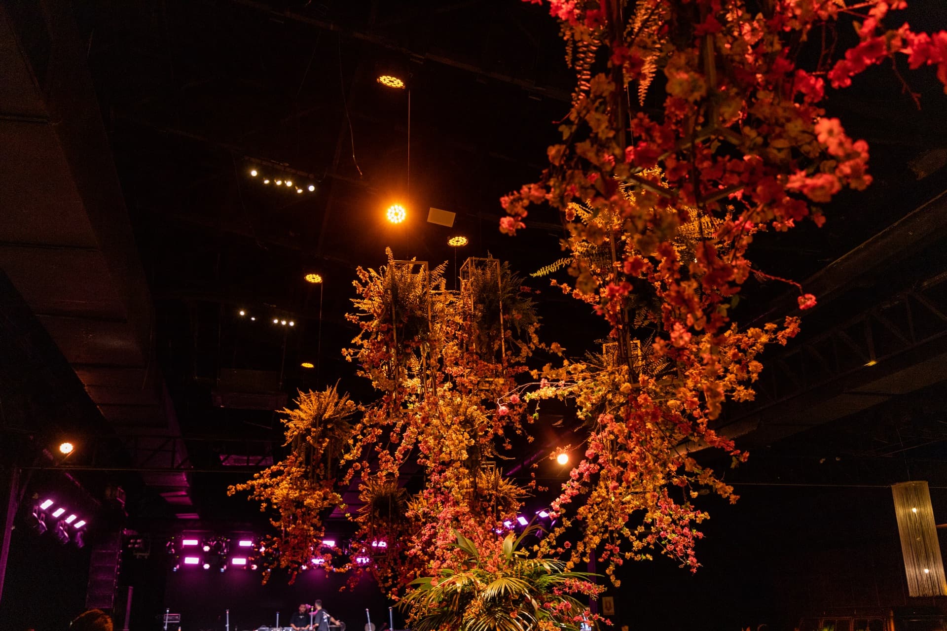 Ambientação floral iluminada do evento