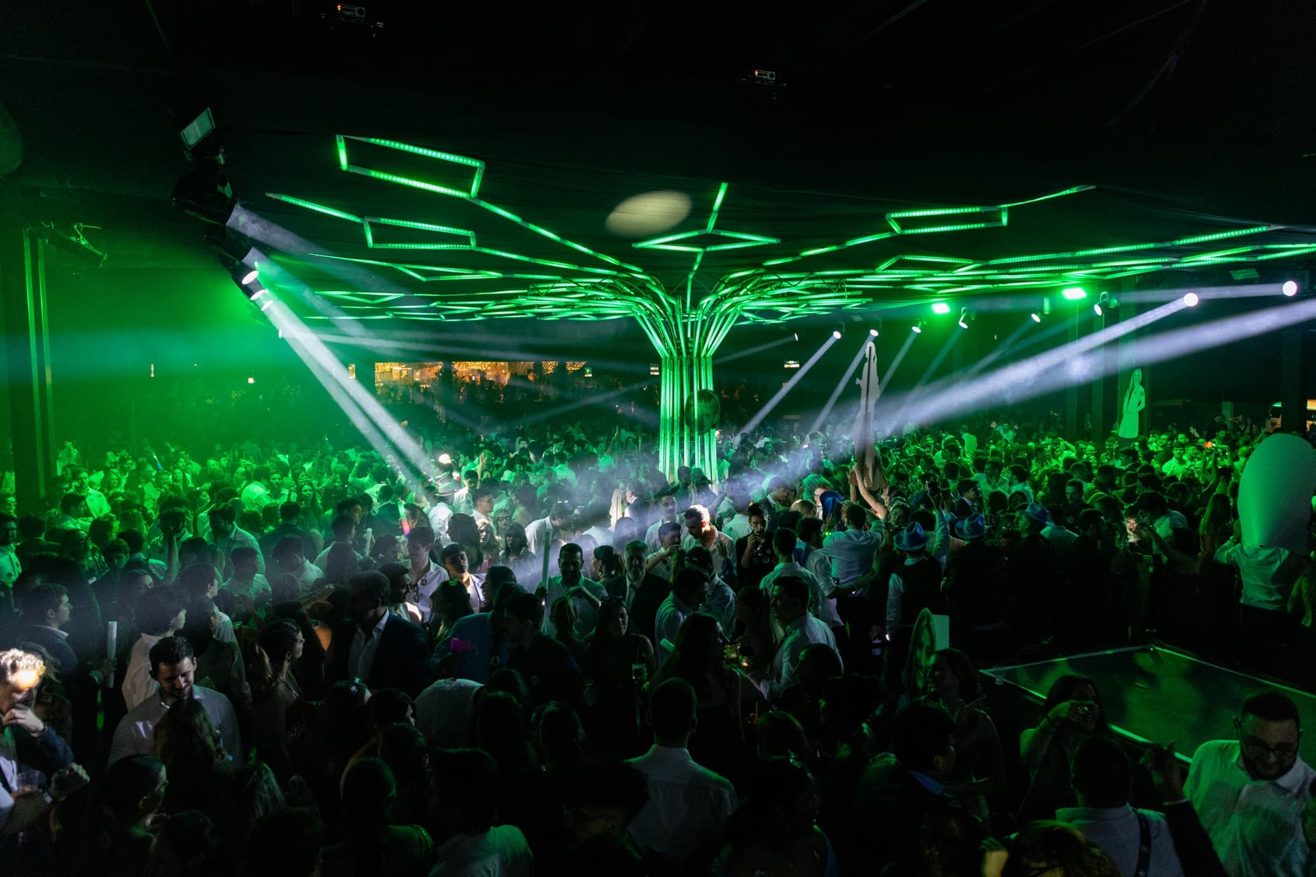 Pista de dança com instalação luminosa verde