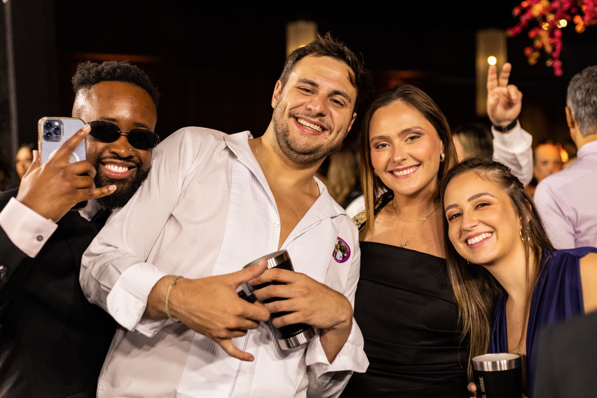 Grupo de formandos reunidos sorrindo