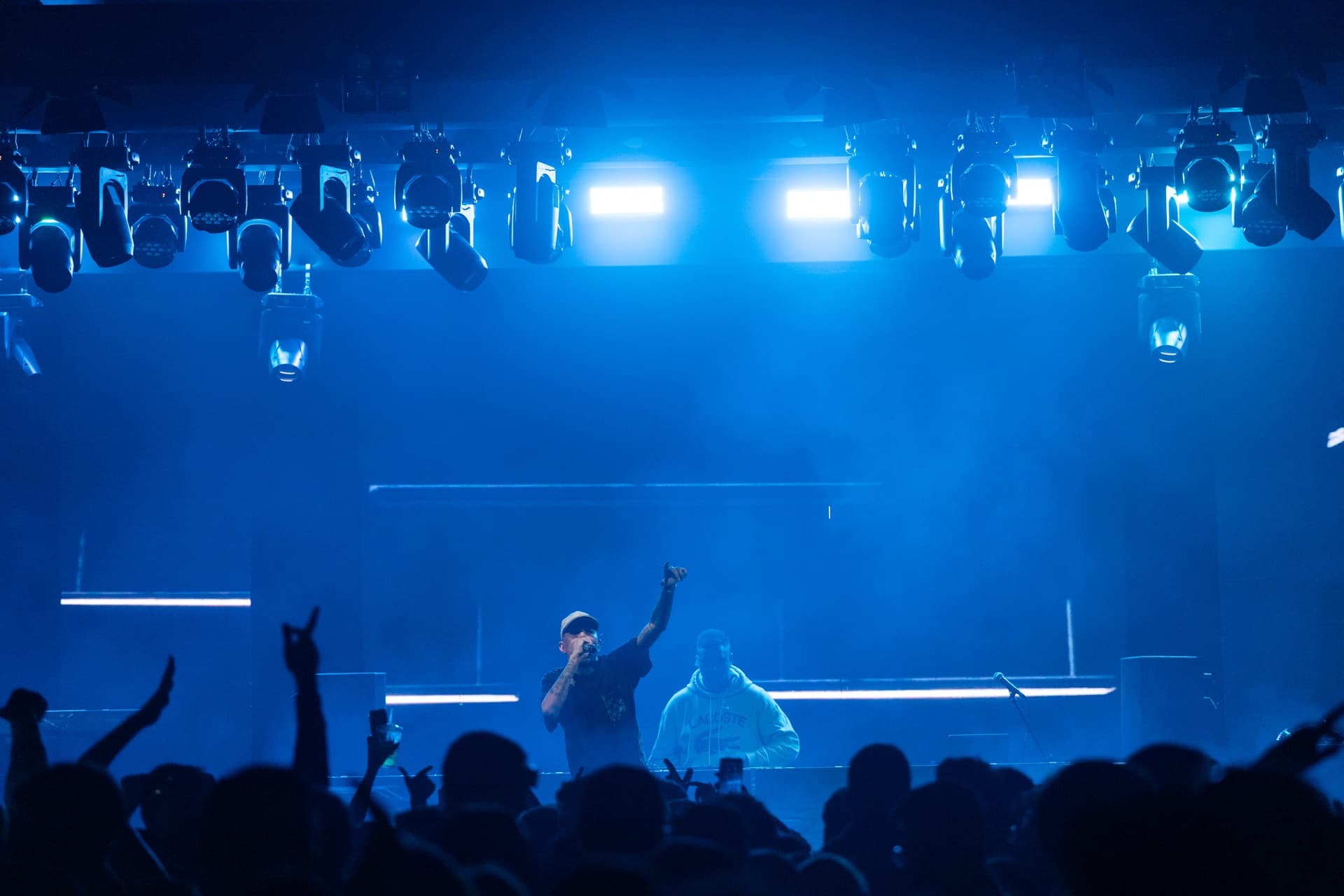 Artista se apresentando no palco